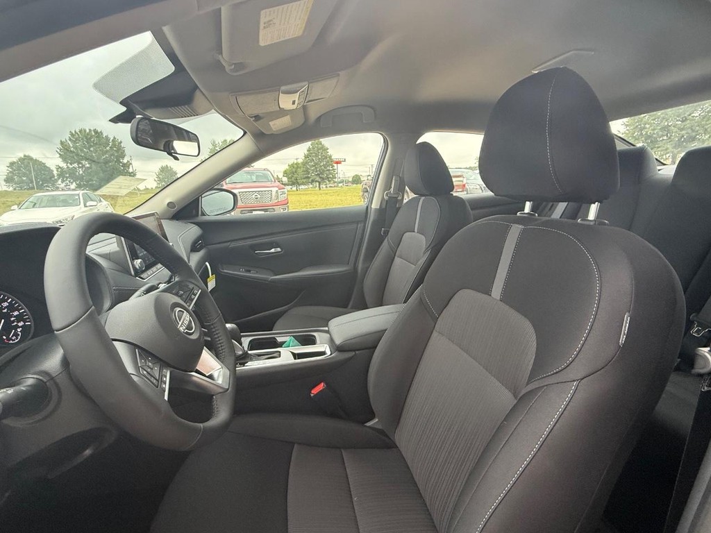 Nissan Sentra Vehicle Full-screen Gallery Image 13