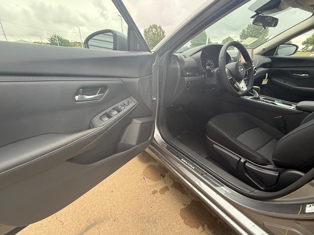 Nissan Sentra Vehicle Full-screen Gallery Image 14