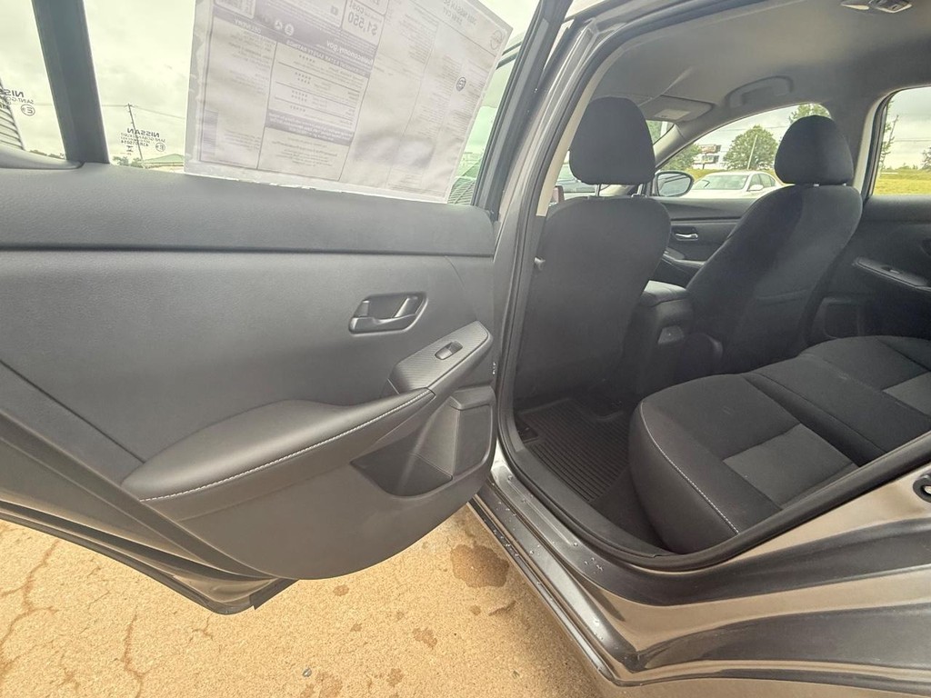 Nissan Sentra Vehicle Full-screen Gallery Image 15