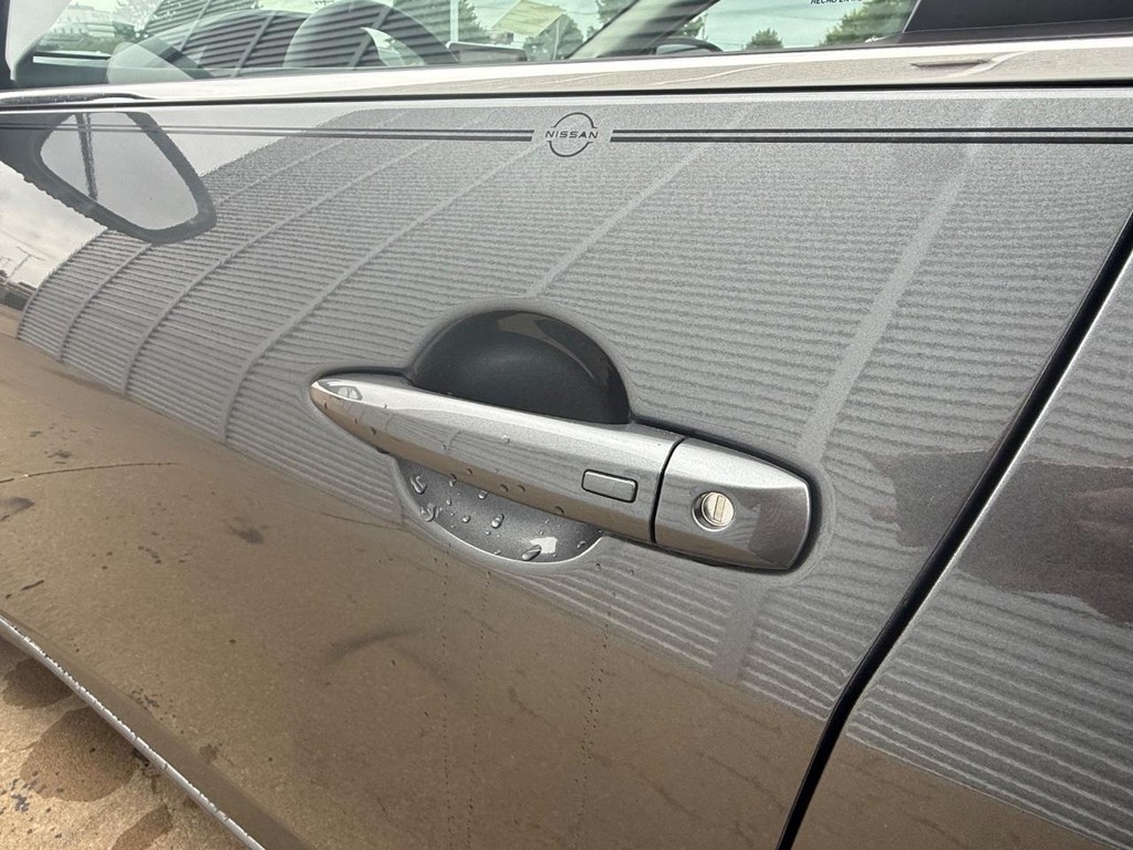 Nissan Sentra Vehicle Full-screen Gallery Image 19