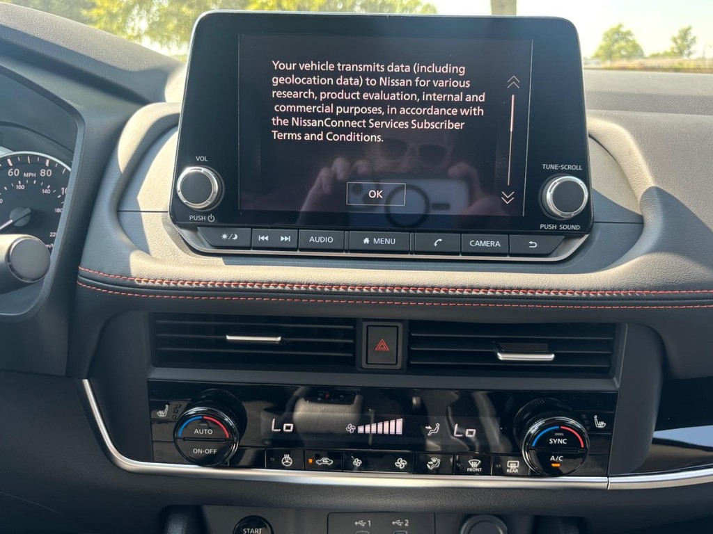 Nissan Rogue Vehicle Full-screen Gallery Image 02