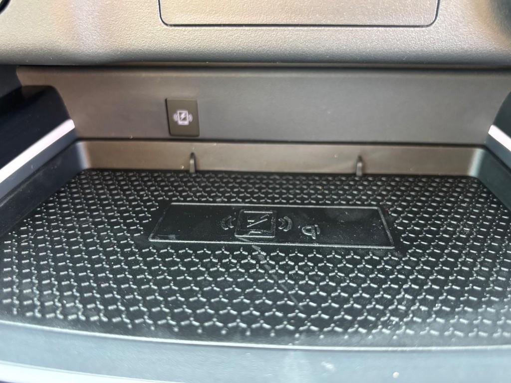 Nissan Rogue Vehicle Full-screen Gallery Image 03