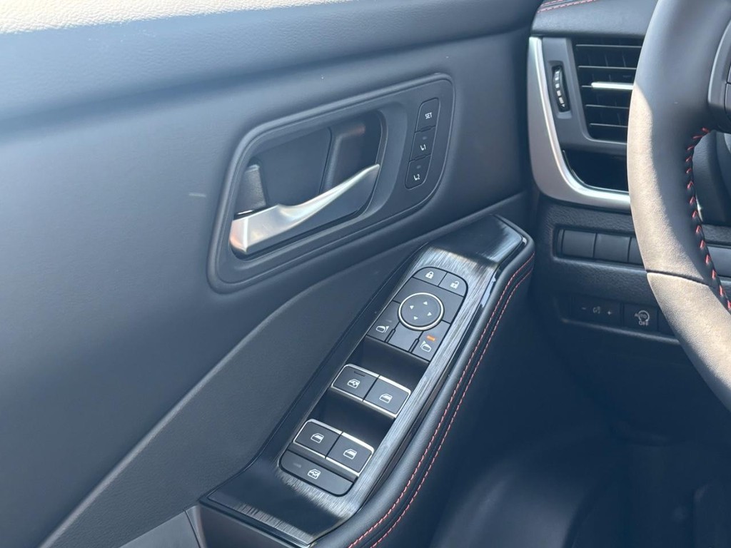 Nissan Rogue Vehicle Full-screen Gallery Image 04