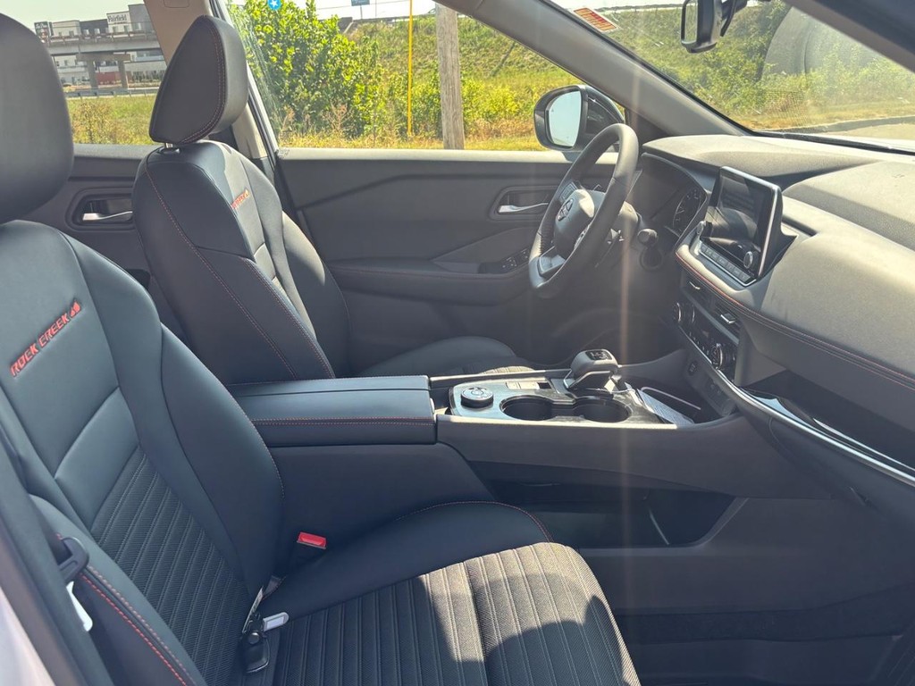 Nissan Rogue Vehicle Full-screen Gallery Image 05