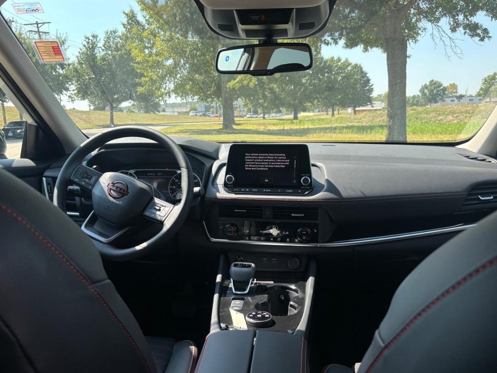 Nissan Rogue Vehicle Full-screen Gallery Image 08