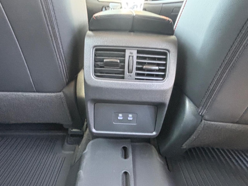 Nissan Rogue Vehicle Full-screen Gallery Image 09