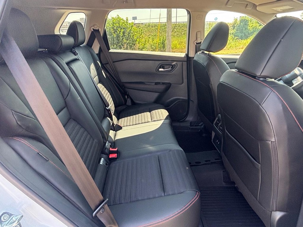 Nissan Rogue Vehicle Full-screen Gallery Image 10