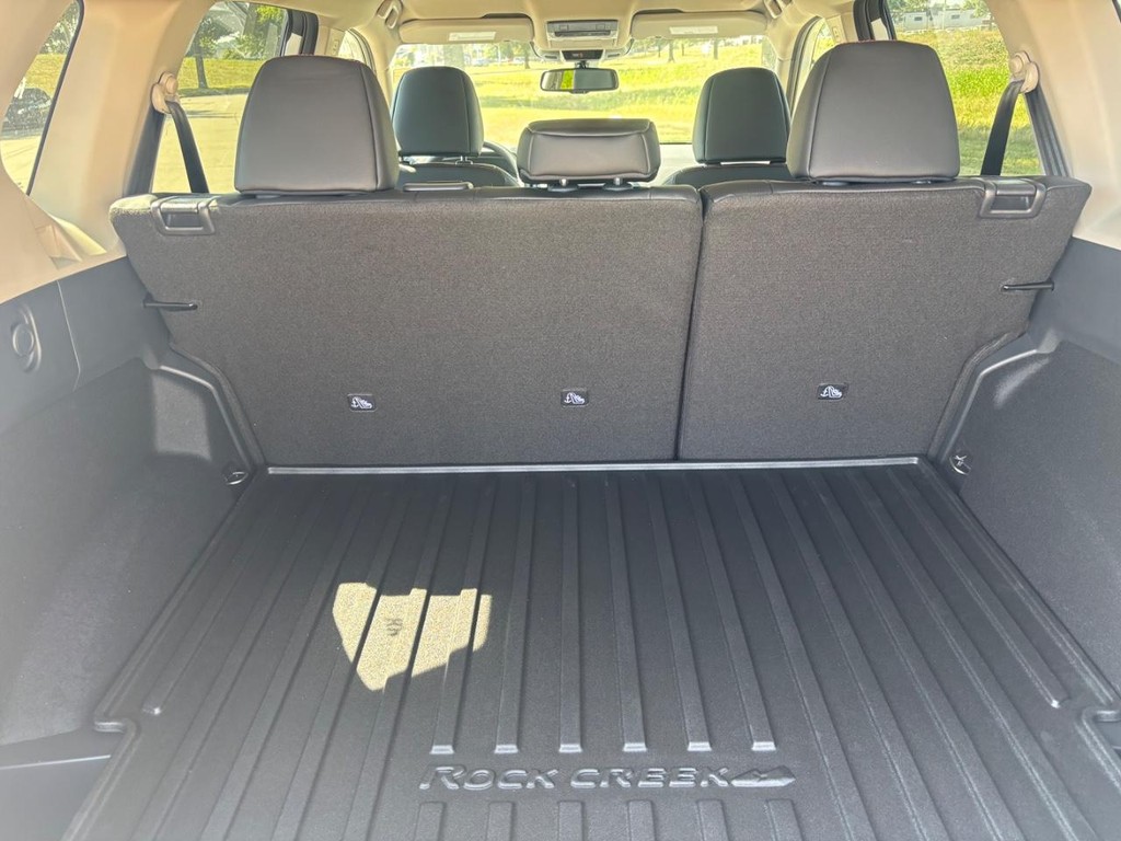 Nissan Rogue Vehicle Full-screen Gallery Image 11