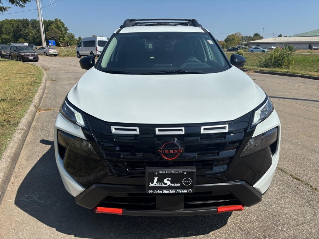 Nissan Rogue Vehicle Full-screen Gallery Image 13