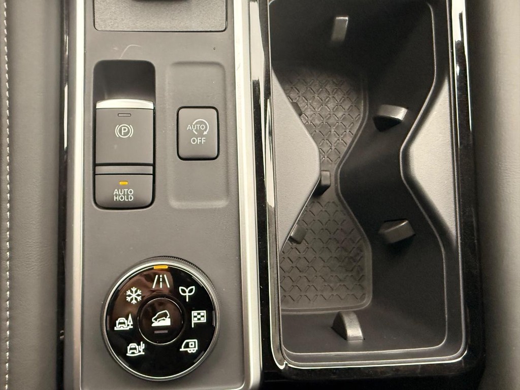 Nissan Pathfinder Vehicle Full-screen Gallery Image 02