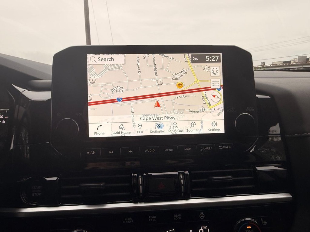 Nissan Pathfinder Vehicle Full-screen Gallery Image 03