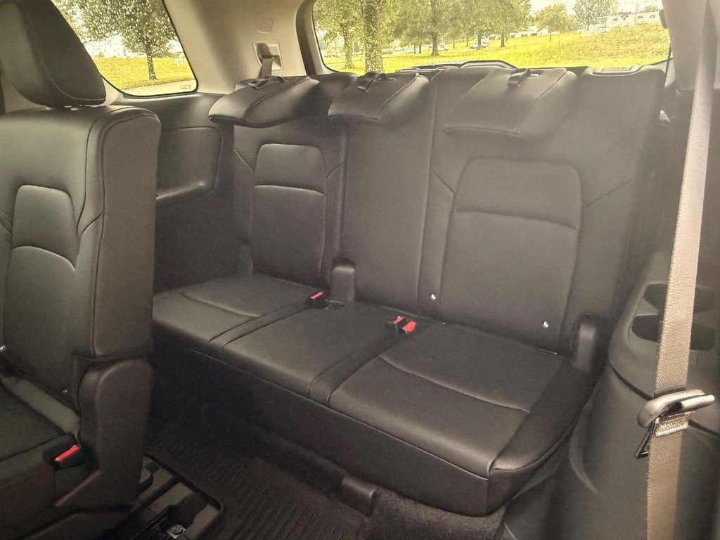 Nissan Pathfinder Vehicle Full-screen Gallery Image 07