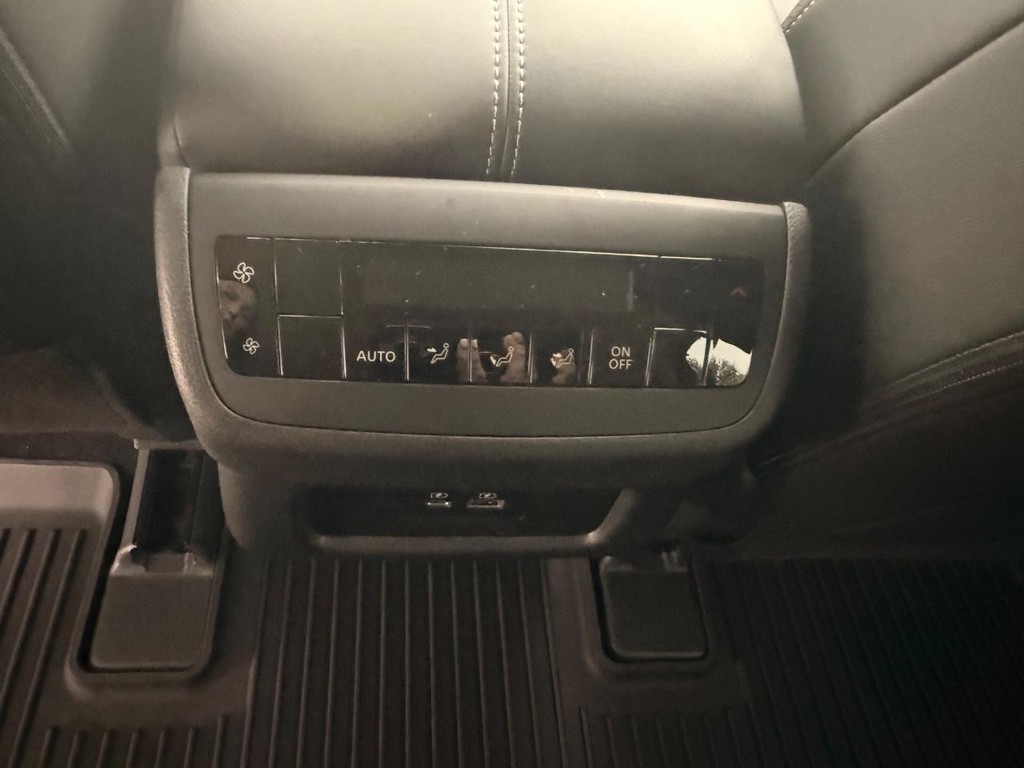 Nissan Pathfinder Vehicle Full-screen Gallery Image 08