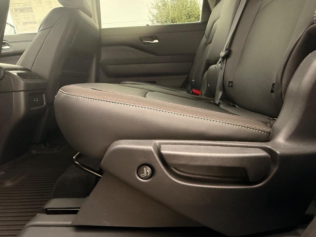 Nissan Pathfinder Vehicle Full-screen Gallery Image 09