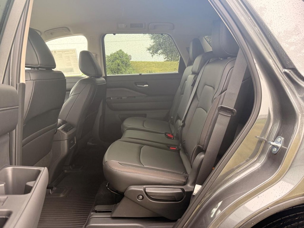 Nissan Pathfinder Vehicle Full-screen Gallery Image 11