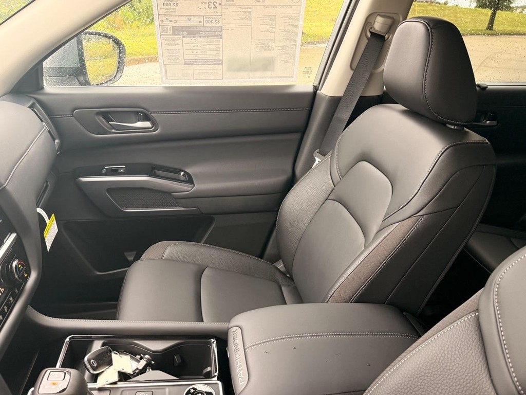 Nissan Pathfinder Vehicle Full-screen Gallery Image 12