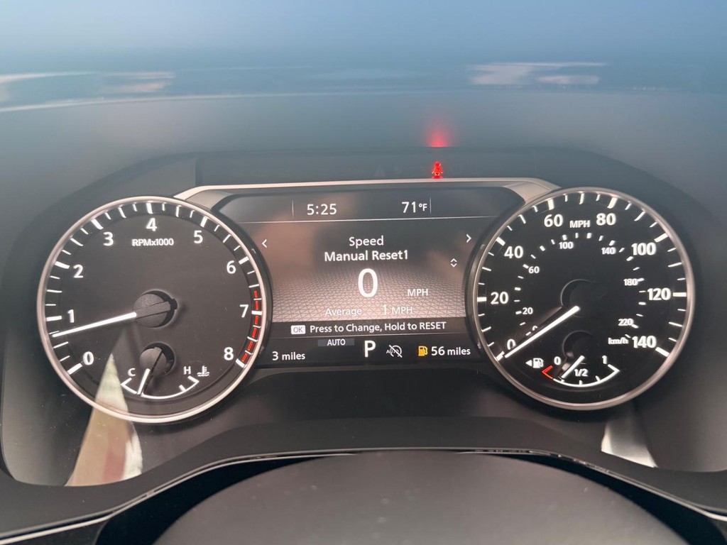 Nissan Pathfinder Vehicle Full-screen Gallery Image 13