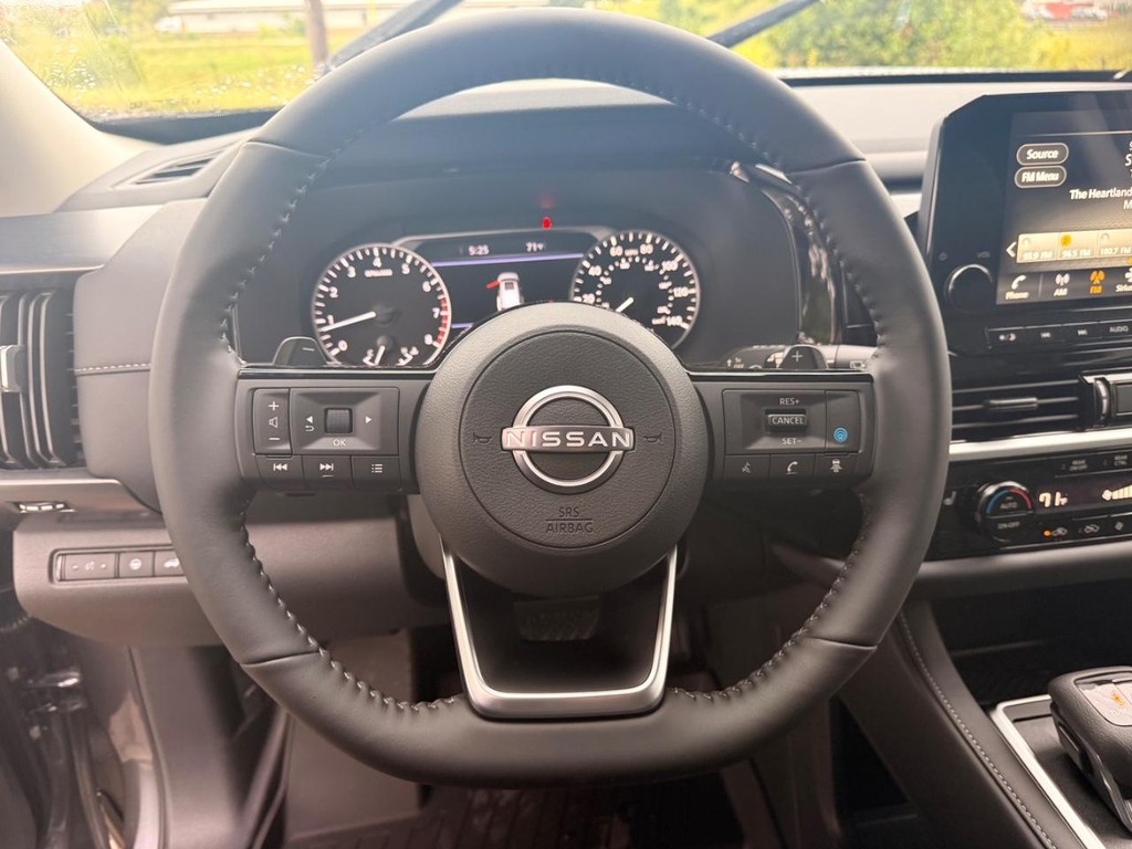 Nissan Pathfinder Vehicle Full-screen Gallery Image 14