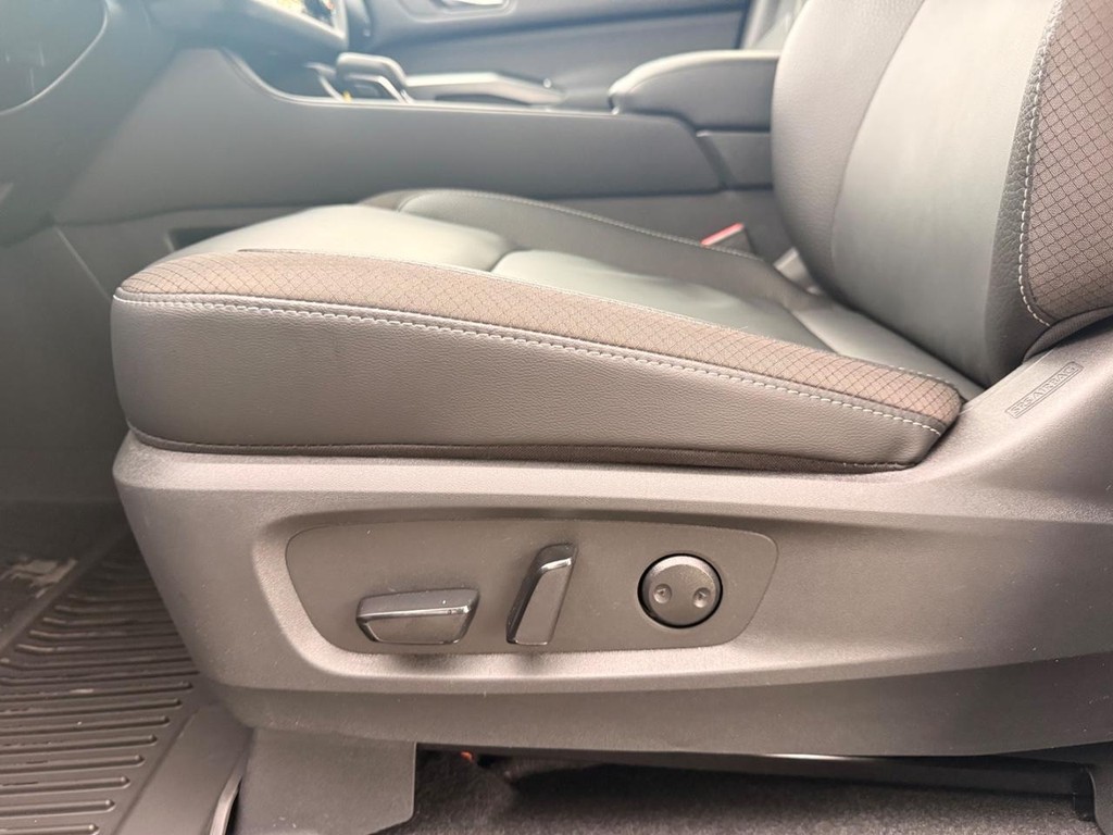 Nissan Pathfinder Vehicle Full-screen Gallery Image 15