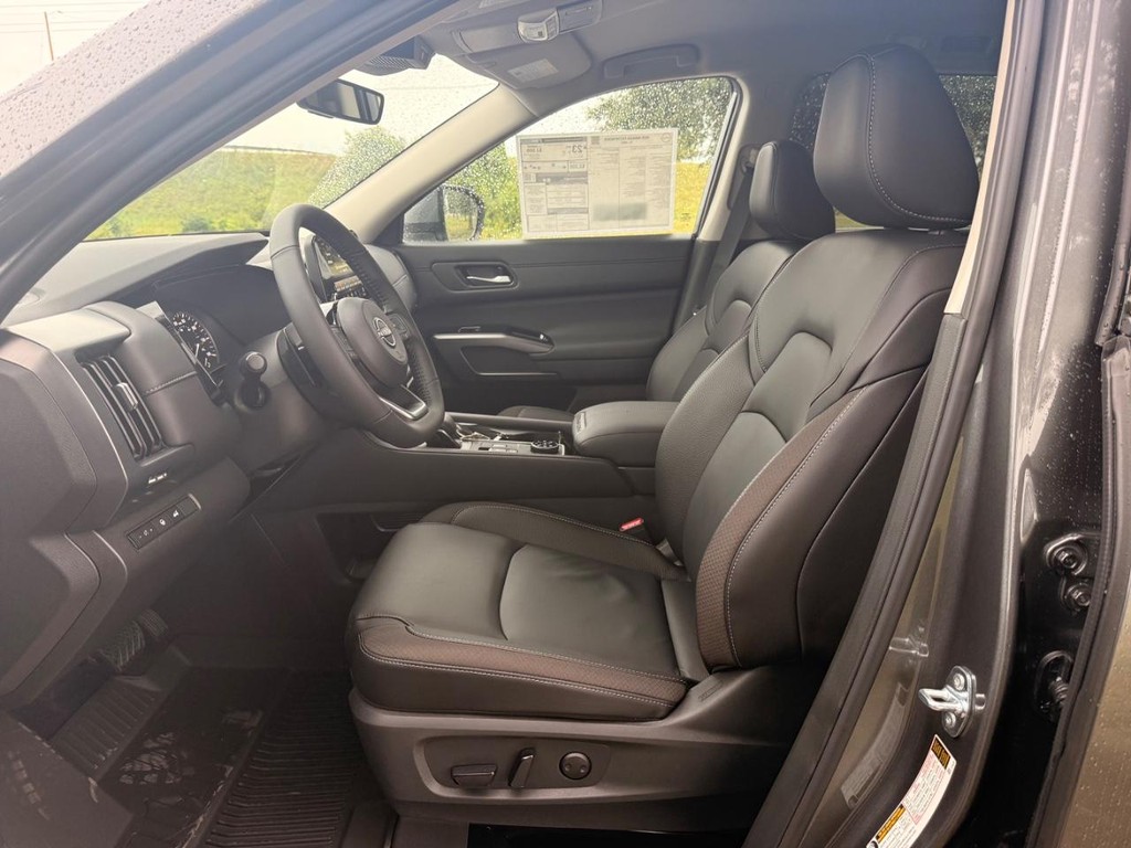 Nissan Pathfinder Vehicle Full-screen Gallery Image 16