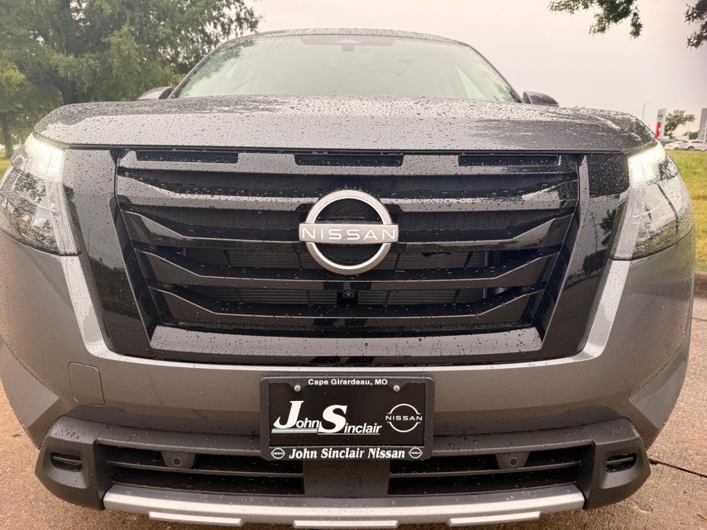 Nissan Pathfinder Vehicle Full-screen Gallery Image 18