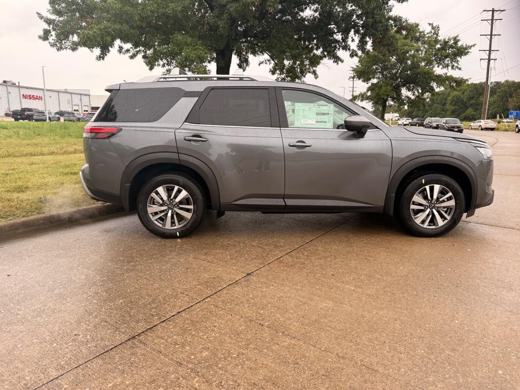 Nissan Pathfinder Vehicle Full-screen Gallery Image 19