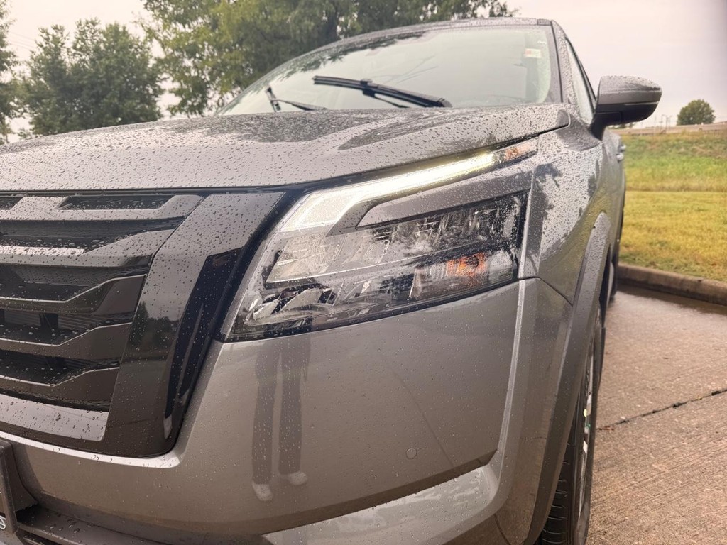 Nissan Pathfinder Vehicle Full-screen Gallery Image 24