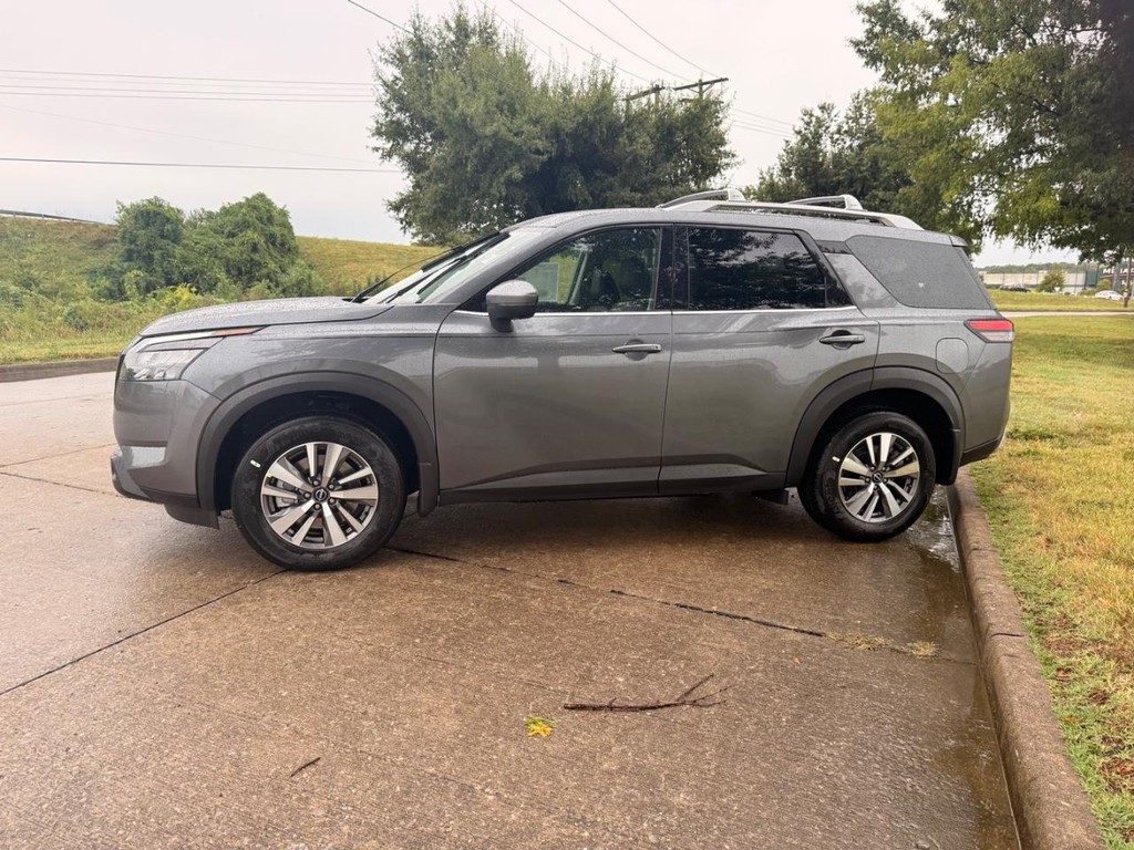 Nissan Pathfinder Vehicle Full-screen Gallery Image 27