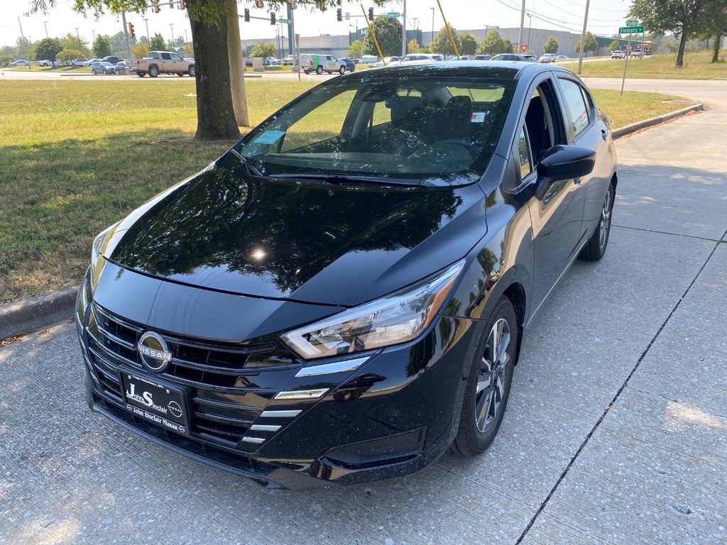 Nissan Versa Vehicle Full-screen Gallery Image 03