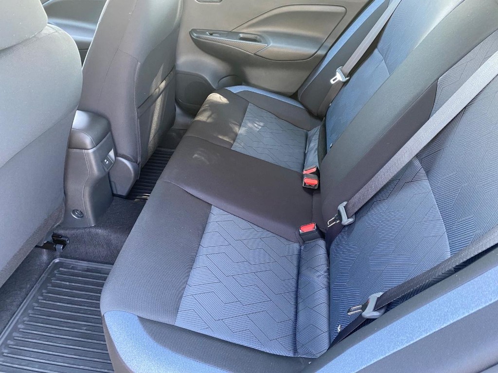 Nissan Versa Vehicle Full-screen Gallery Image 04