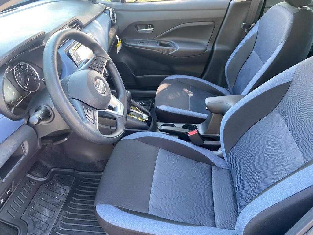 Nissan Versa Vehicle Full-screen Gallery Image 05