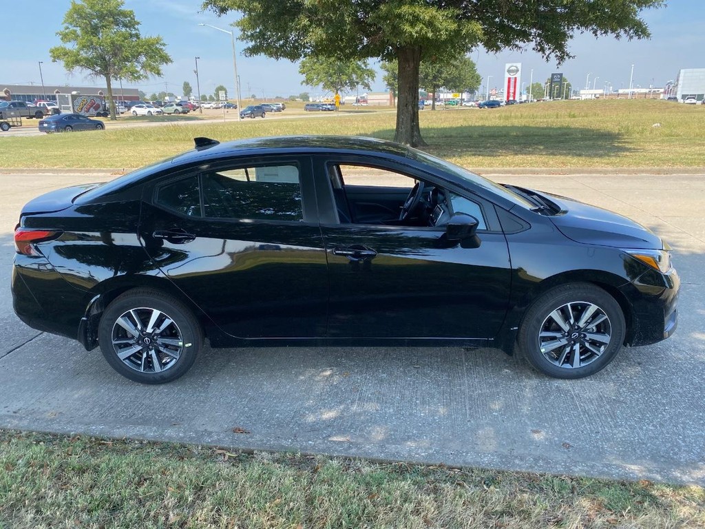 Nissan Versa Vehicle Full-screen Gallery Image 08
