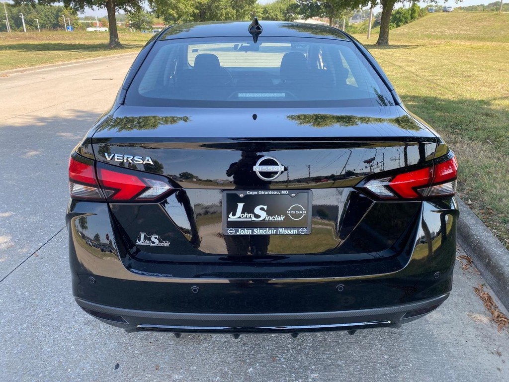 Nissan Versa Vehicle Full-screen Gallery Image 09