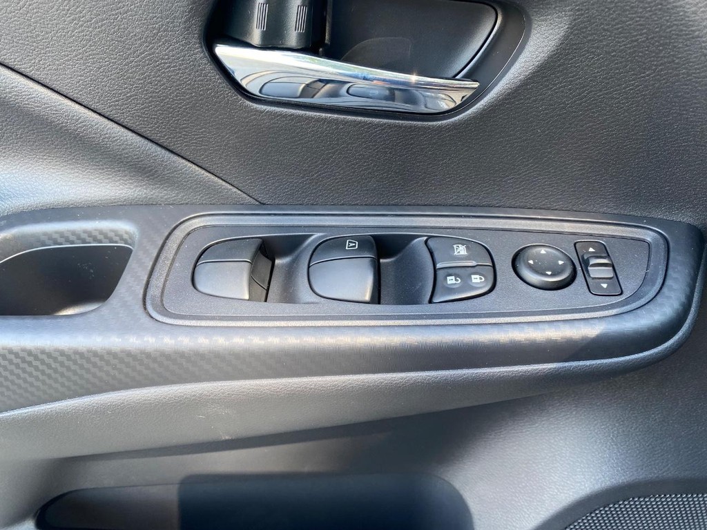 Nissan Versa Vehicle Full-screen Gallery Image 11