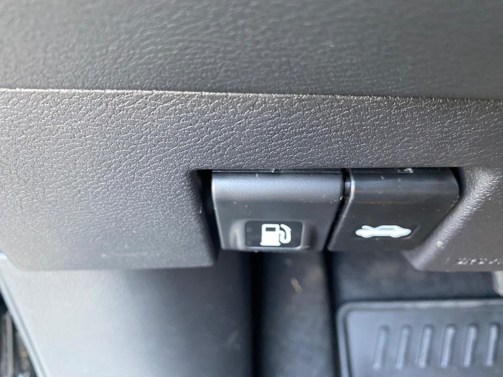 Nissan Versa Vehicle Full-screen Gallery Image 12