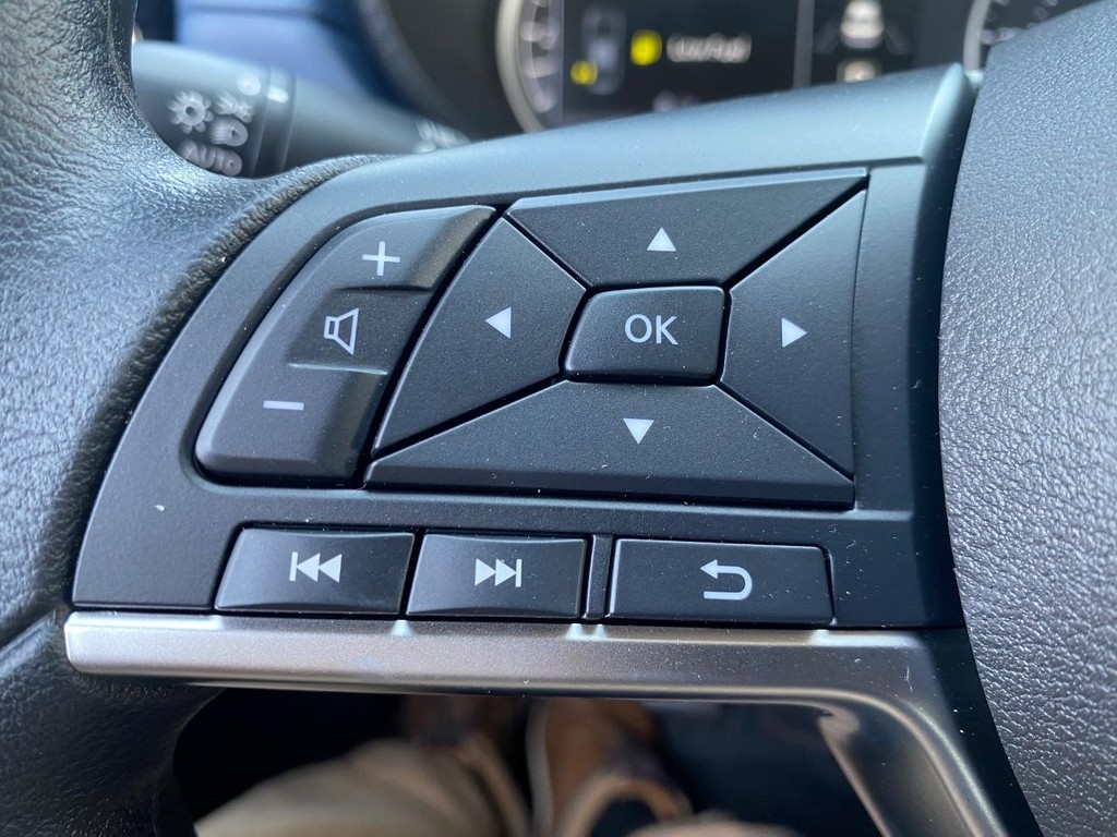 Nissan Versa Vehicle Full-screen Gallery Image 14