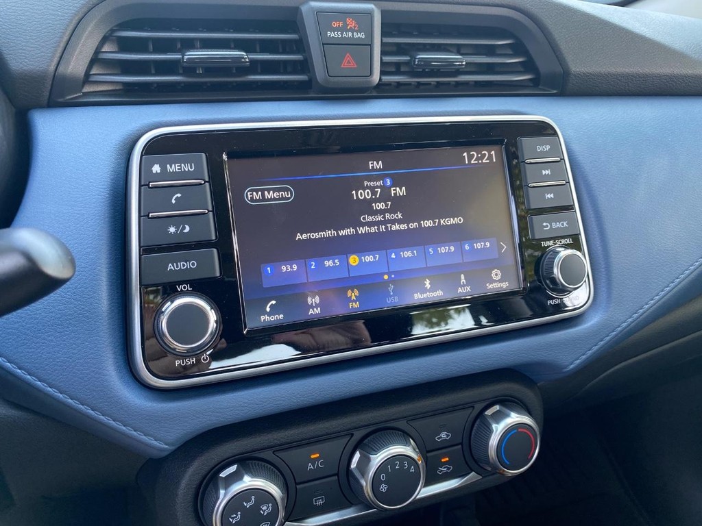 Nissan Versa Vehicle Full-screen Gallery Image 16