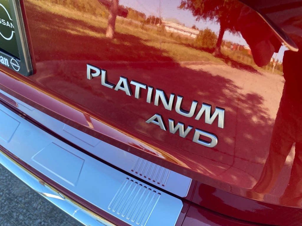 Nissan Rogue Vehicle Full-screen Gallery Image 04