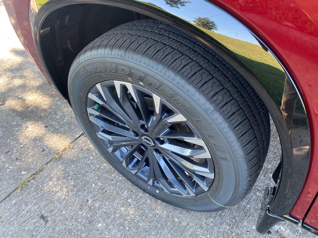 Nissan Rogue Vehicle Full-screen Gallery Image 05