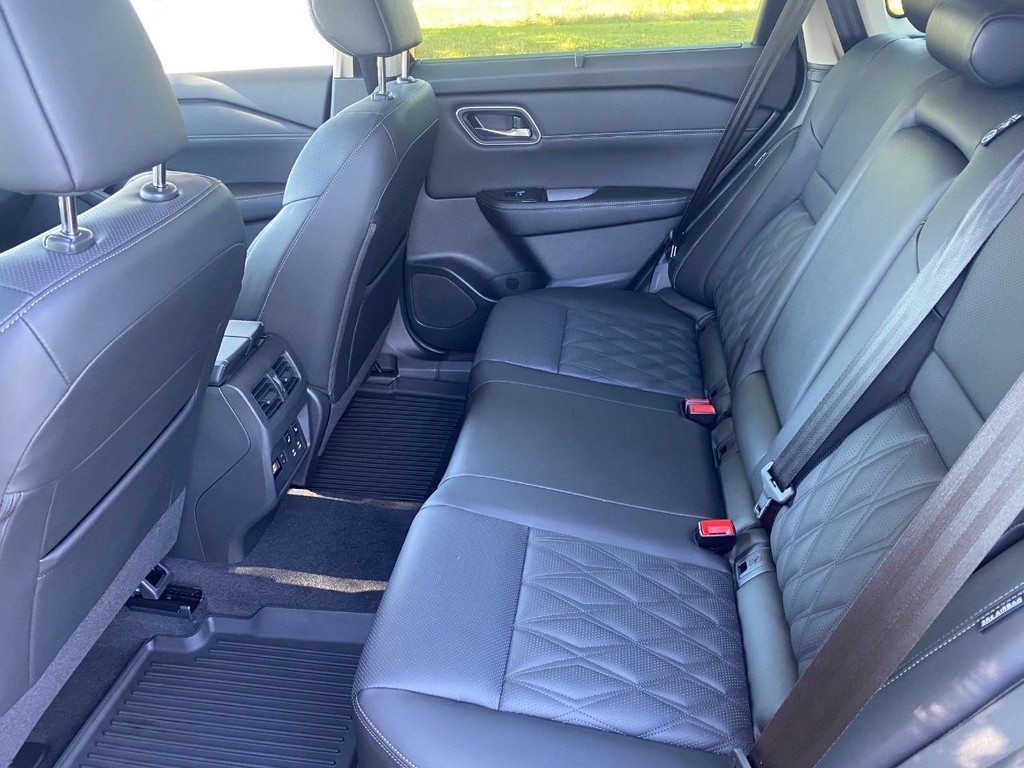 Nissan Rogue Vehicle Full-screen Gallery Image 07