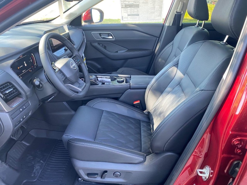 Nissan Rogue Vehicle Full-screen Gallery Image 08