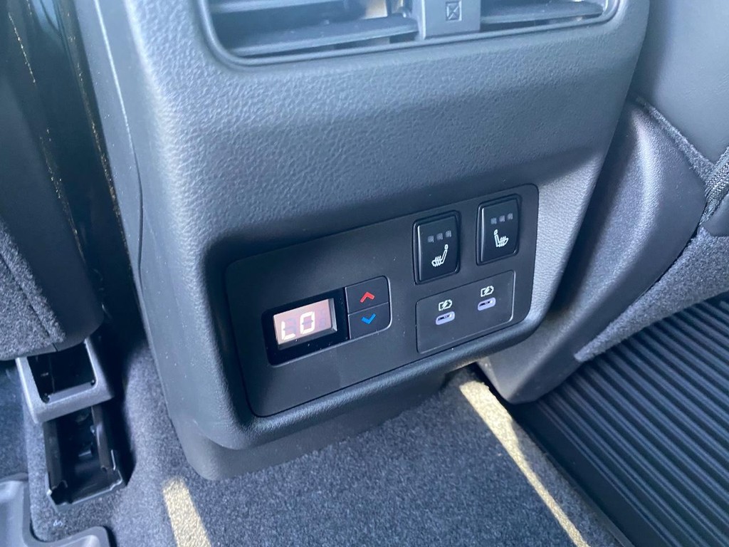 Nissan Rogue Vehicle Full-screen Gallery Image 09