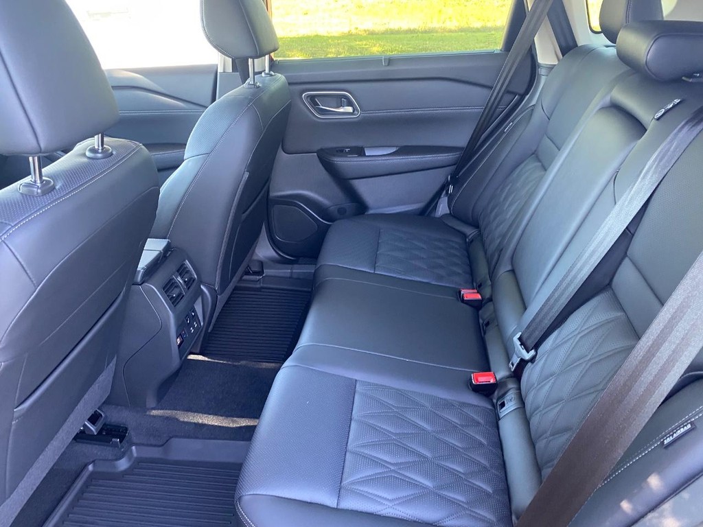 Nissan Rogue Vehicle Full-screen Gallery Image 11