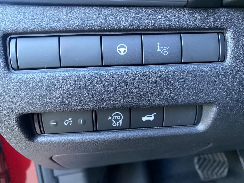 Nissan Rogue Vehicle Full-screen Gallery Image 12