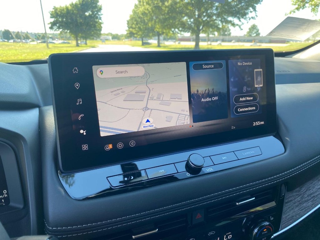 Nissan Rogue Vehicle Full-screen Gallery Image 13