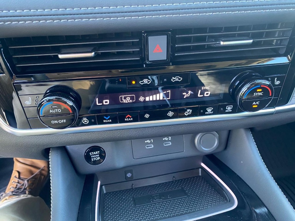 Nissan Rogue Vehicle Full-screen Gallery Image 14