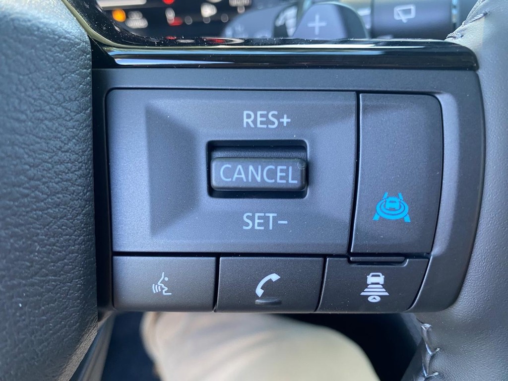 Nissan Rogue Vehicle Full-screen Gallery Image 15