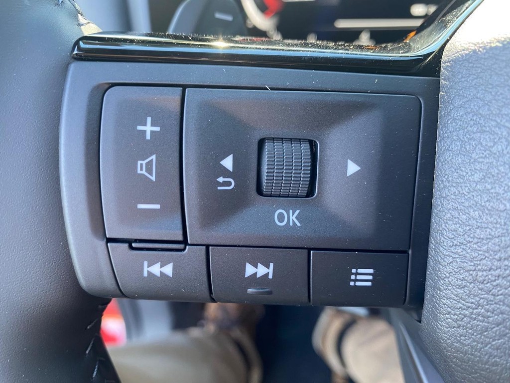 Nissan Rogue Vehicle Full-screen Gallery Image 16