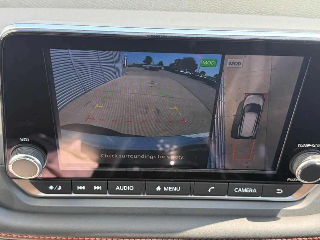 Nissan Rogue Vehicle Full-screen Gallery Image 02