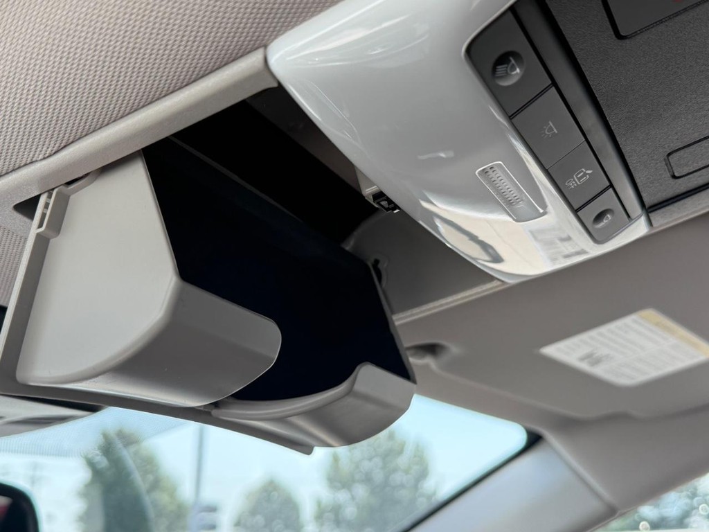 Nissan Rogue Vehicle Full-screen Gallery Image 03